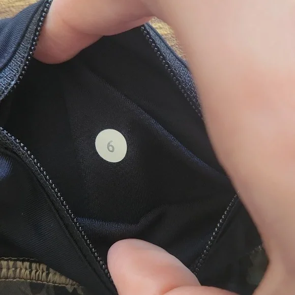 Lululemon Camo Shorts Size 6 - Picture 3 of 6